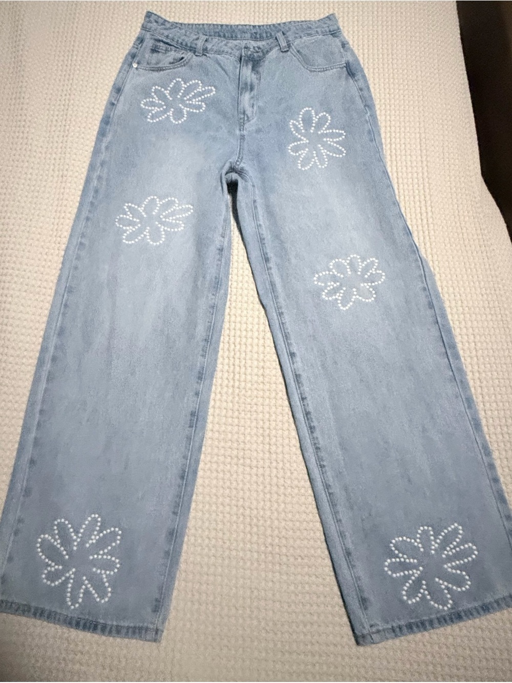 SHEIN Light Blue Wide-Leg Jeans with White Daisy Embroidery